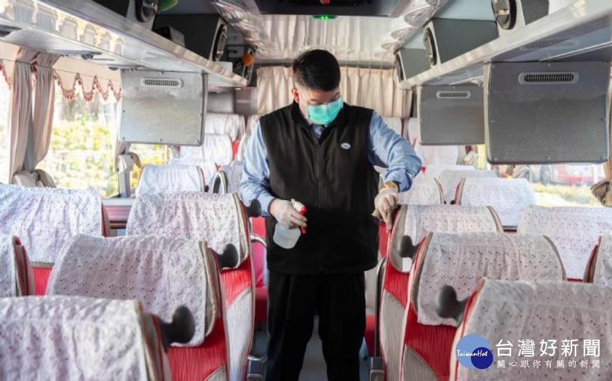 客運車輛出車前後由駕駛員加強消毒