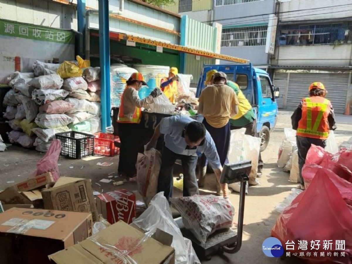 疫情衝擊經濟仍善行不斷,年節前環局企業春暖物資送個體戶
