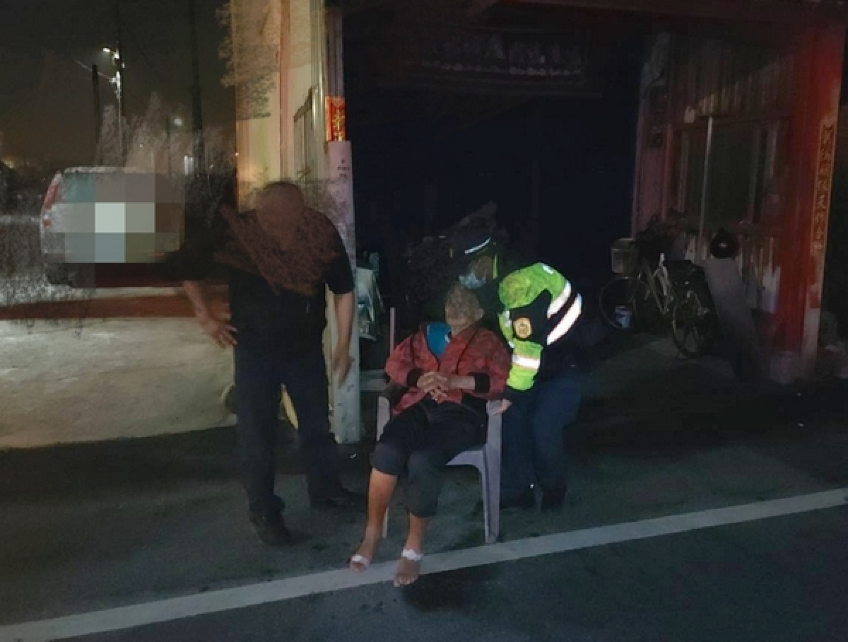 橋頭所警員巡勤發現老婦人坐臥於車道上,立即予以關懷協助,確認身體無礙後,通報家屬帶回照料,主動為民服務之義舉,深獲肯定。