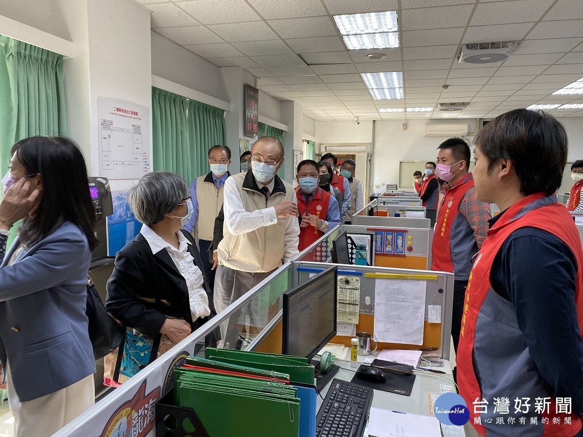 監察委員現地巡察,輔導會馮主委(左3)陪同,並說明相關服務工作