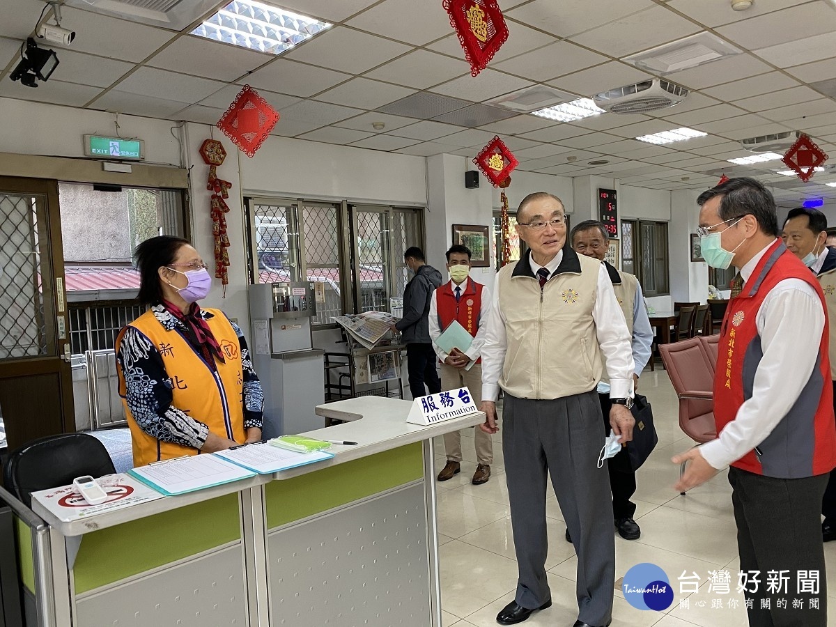 輔導會馮主委(前排中)慰勉榮服處同仁及榮欣志工辛勞