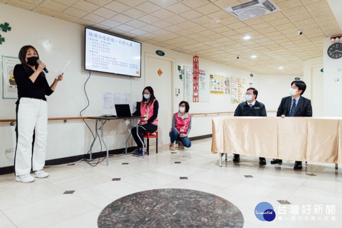 莊敬園老人長期照顧中心主任宋玠蓁簡報說明機構防疫措施