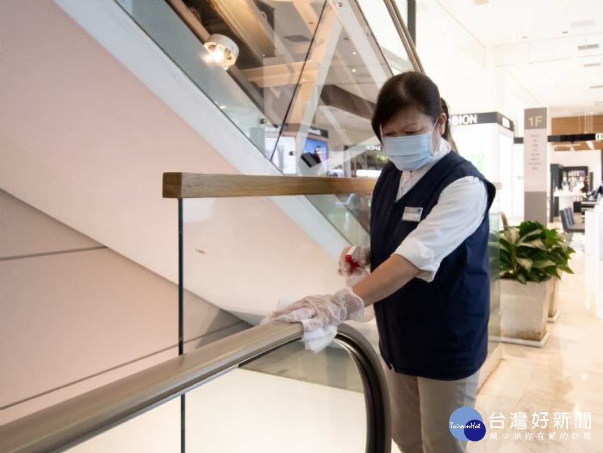 手扶梯為顧客經常接觸點,加強消毒頻率