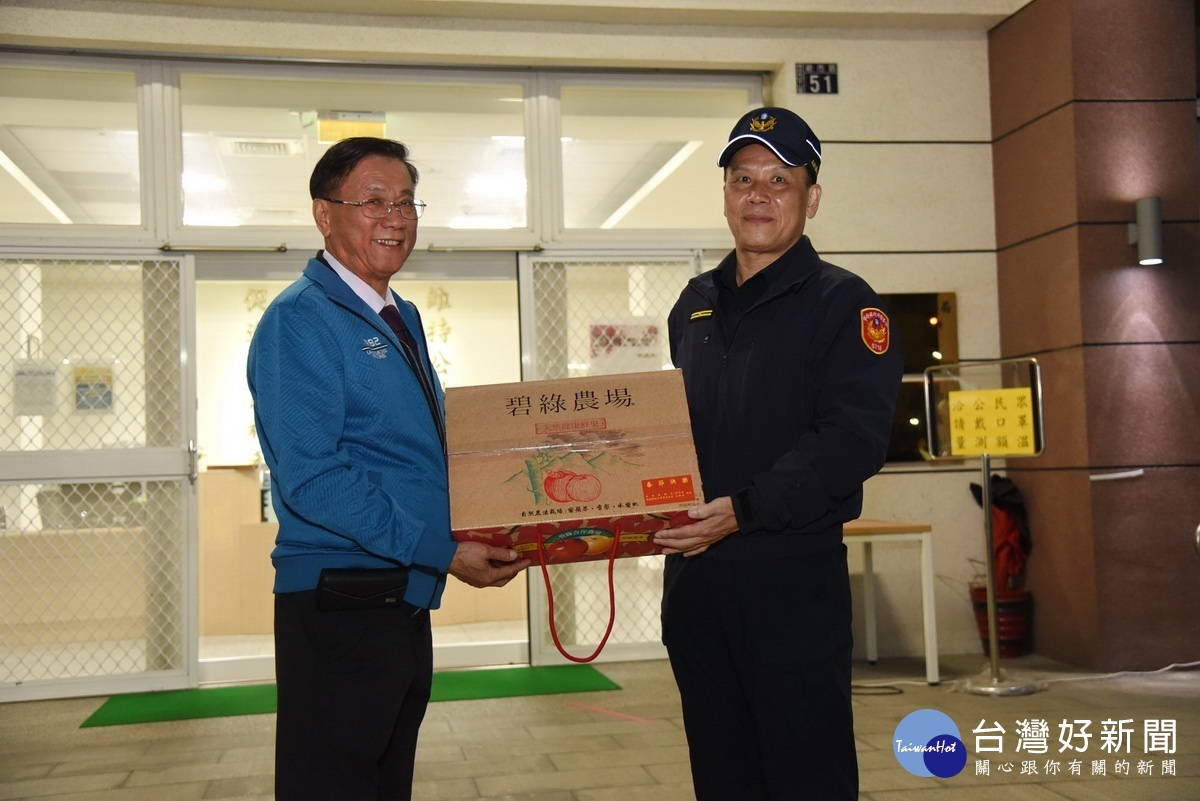 林縣長到中興南投分局轄區派出所等贈禮品。（縣府提供）
