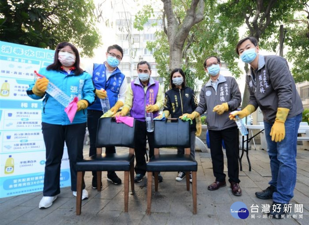環保局長呂理德與志工們泡製消毒水,擦拭常接觸的門把、扶手、桌椅