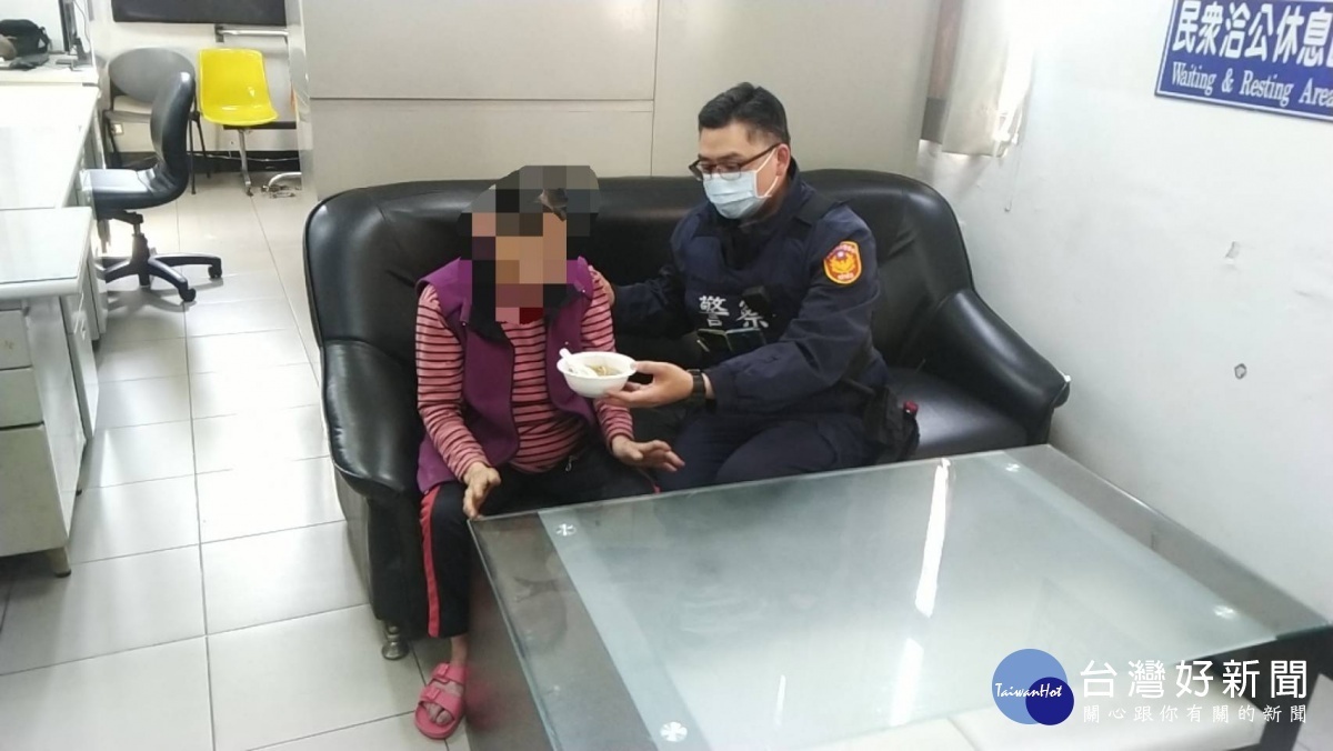婦清晨出門迷途家人急報案,警方協助返家