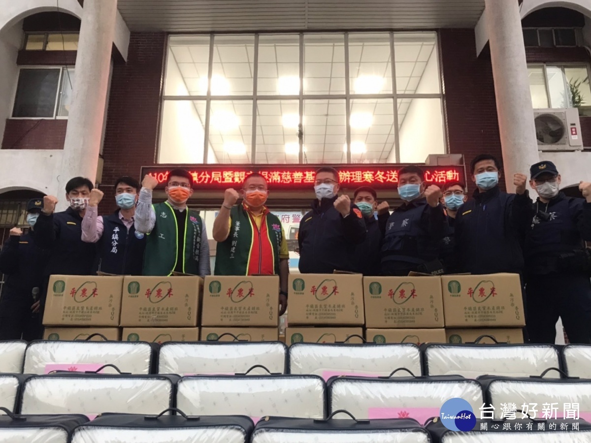 平鎮警分局邀集社會各界偕同分局長李建民,一同至轄內參與「寒冬送暖」活動