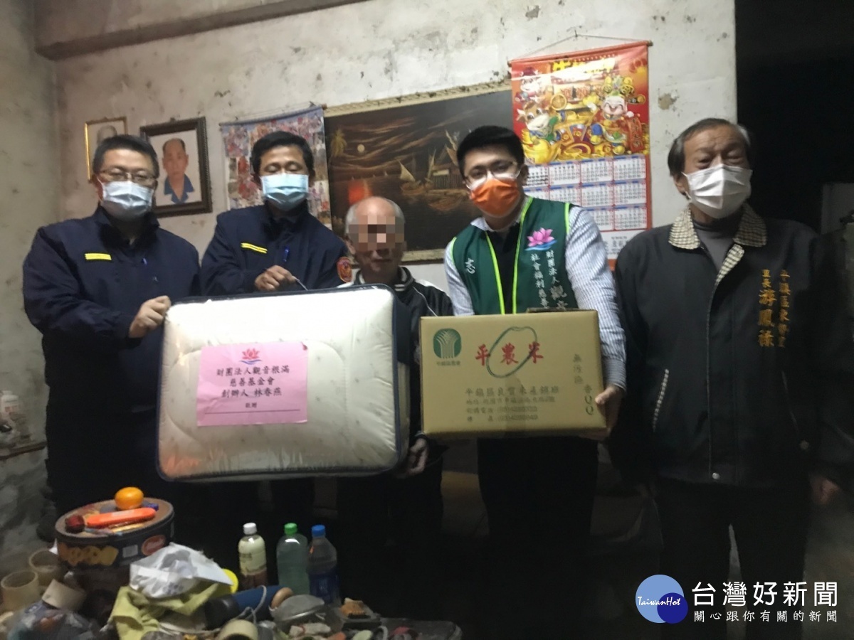 平鎮警分局邀集社會各界偕同分局長李建民,一同至轄內參與「寒冬送暖」活動