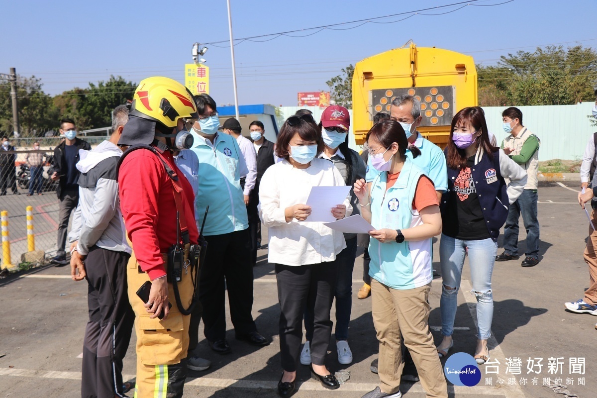 黃敏惠視察青年街工廠火災現場／陳致愷翻攝