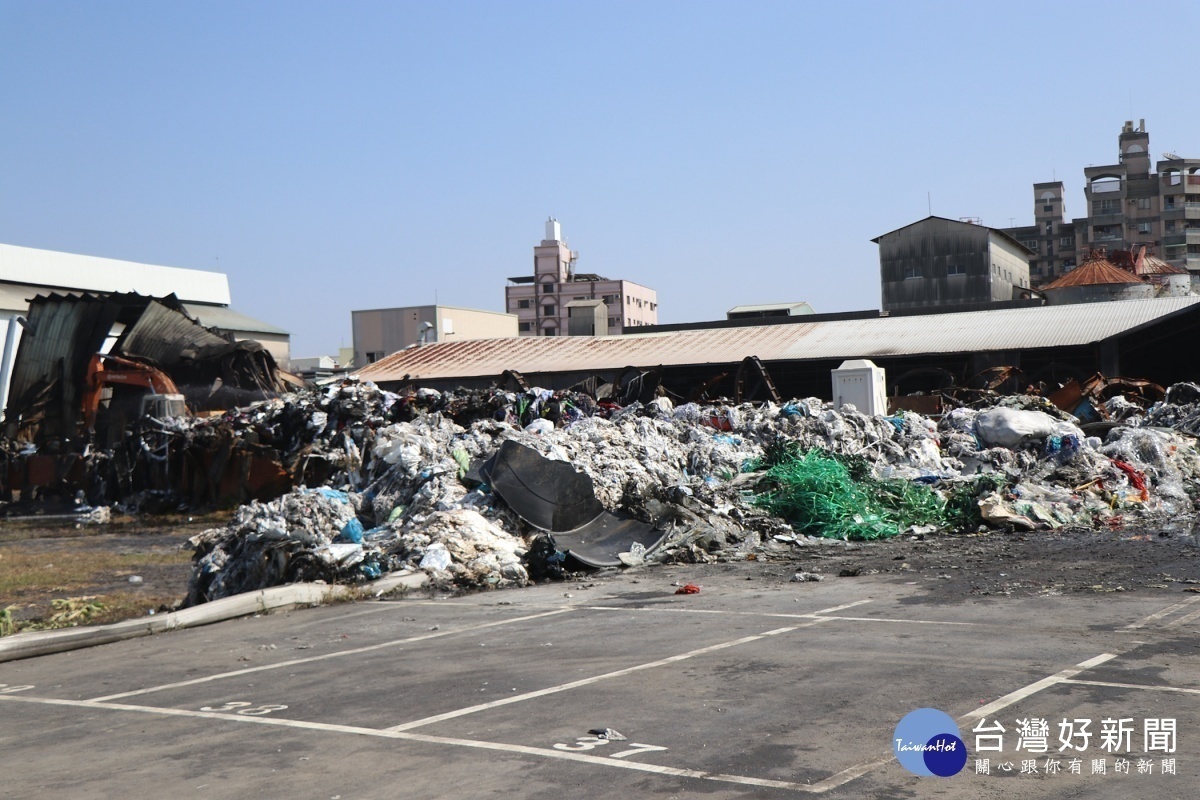 嘉義市青年街工廠非法堆置大量廢棄物引發火警／陳致愷翻攝