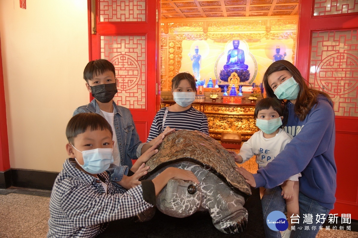 劉鄉長邊摸著平安龜,一邊說著民間地方諺語。