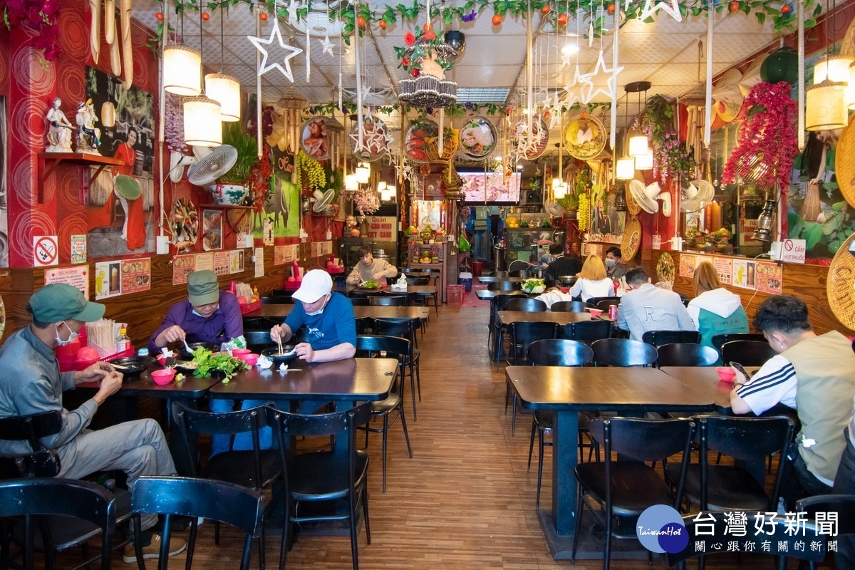 桃園後站有許多餐廳、百貨商場、小吃店、服飾店、理容院,是移工朋友工作之餘常去的場所。