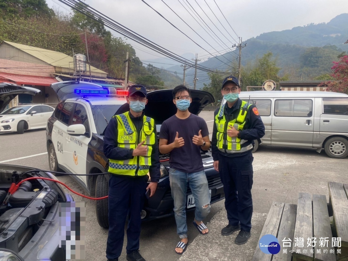 上山賞櫻車沒電，大溪分局溪內派出所獲報後，協助黃民將車輛發動，讓其能順利返家