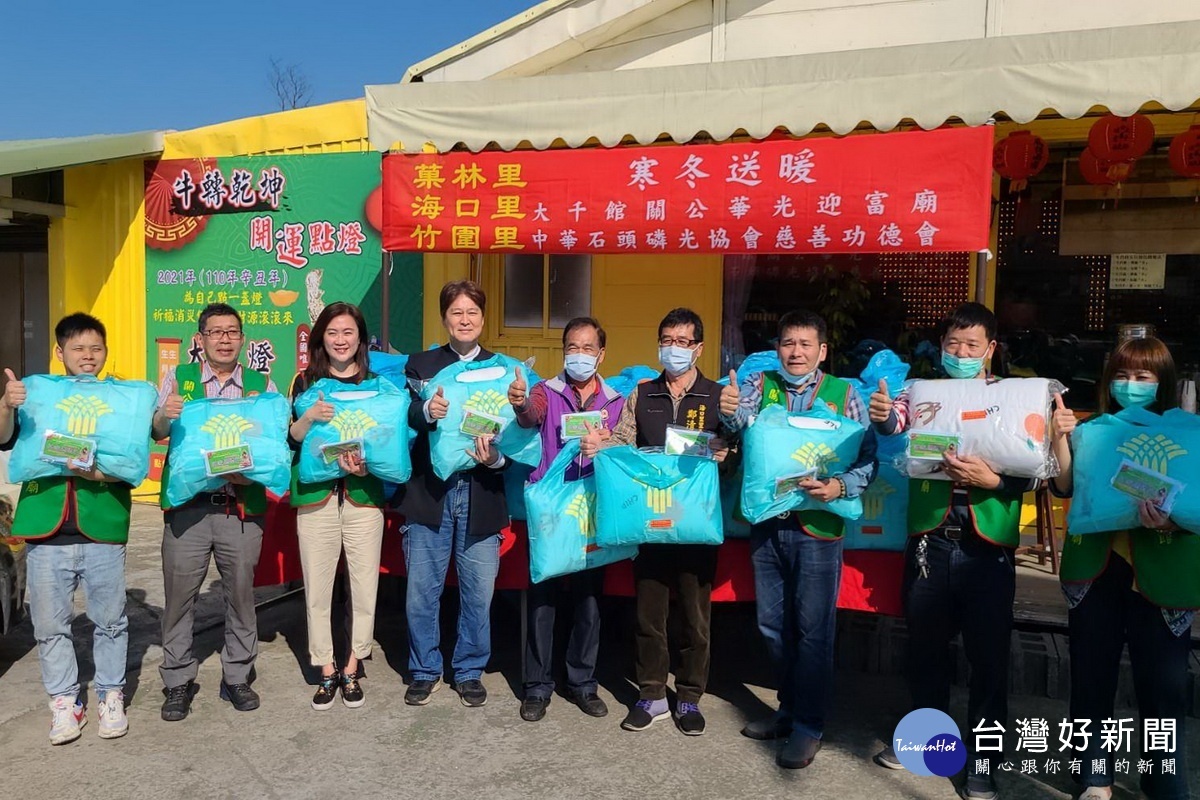 關公華光迎富廟於舉行寒冬送暖公益活動，將100份防疫物資送給需要的獨居老人及弱勢家庭。