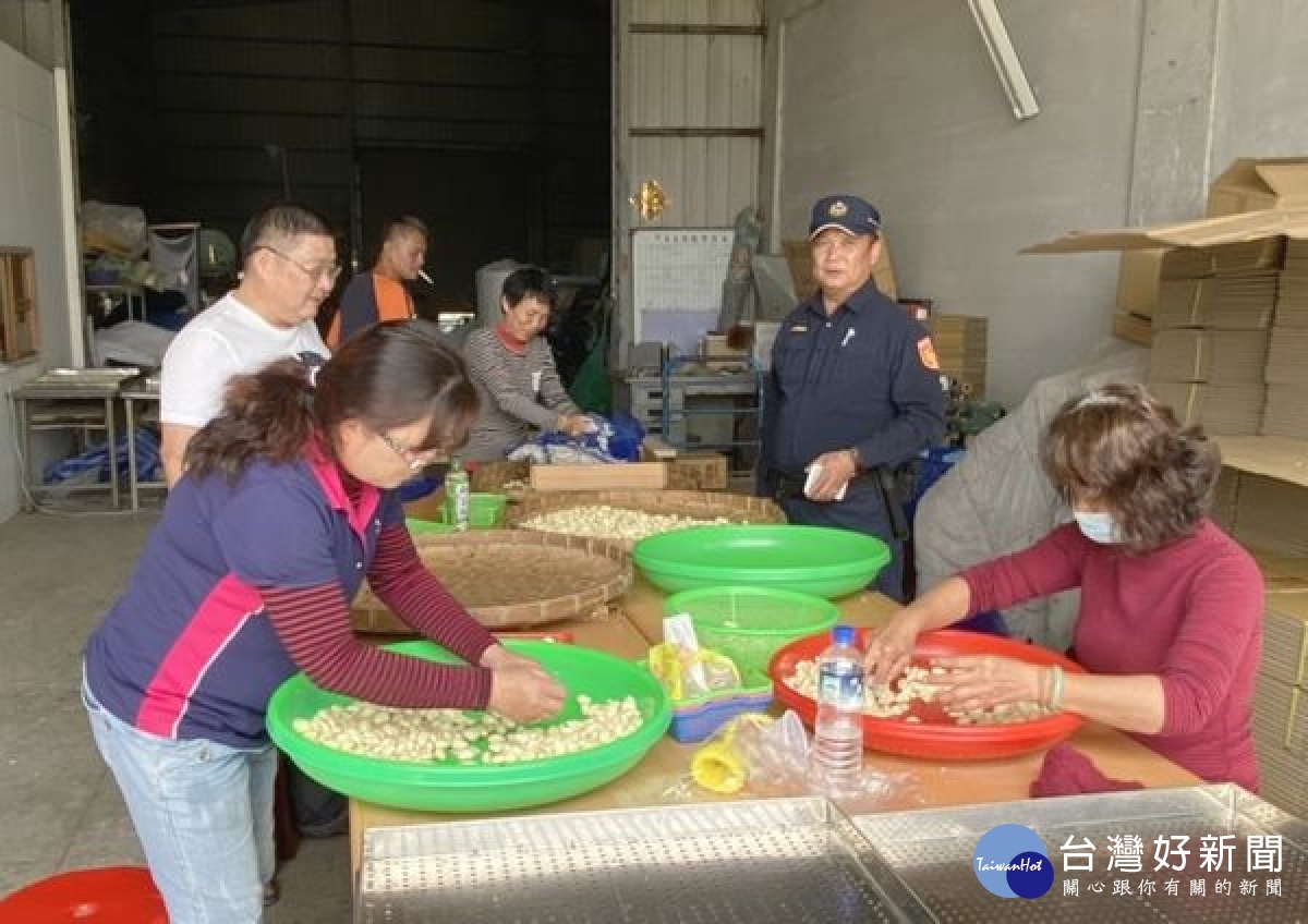 北港警方動員警民力，針對易發生竊案時段，加強重點地區巡邏與機動盤查，協助農漁民提升自我防衛機制。