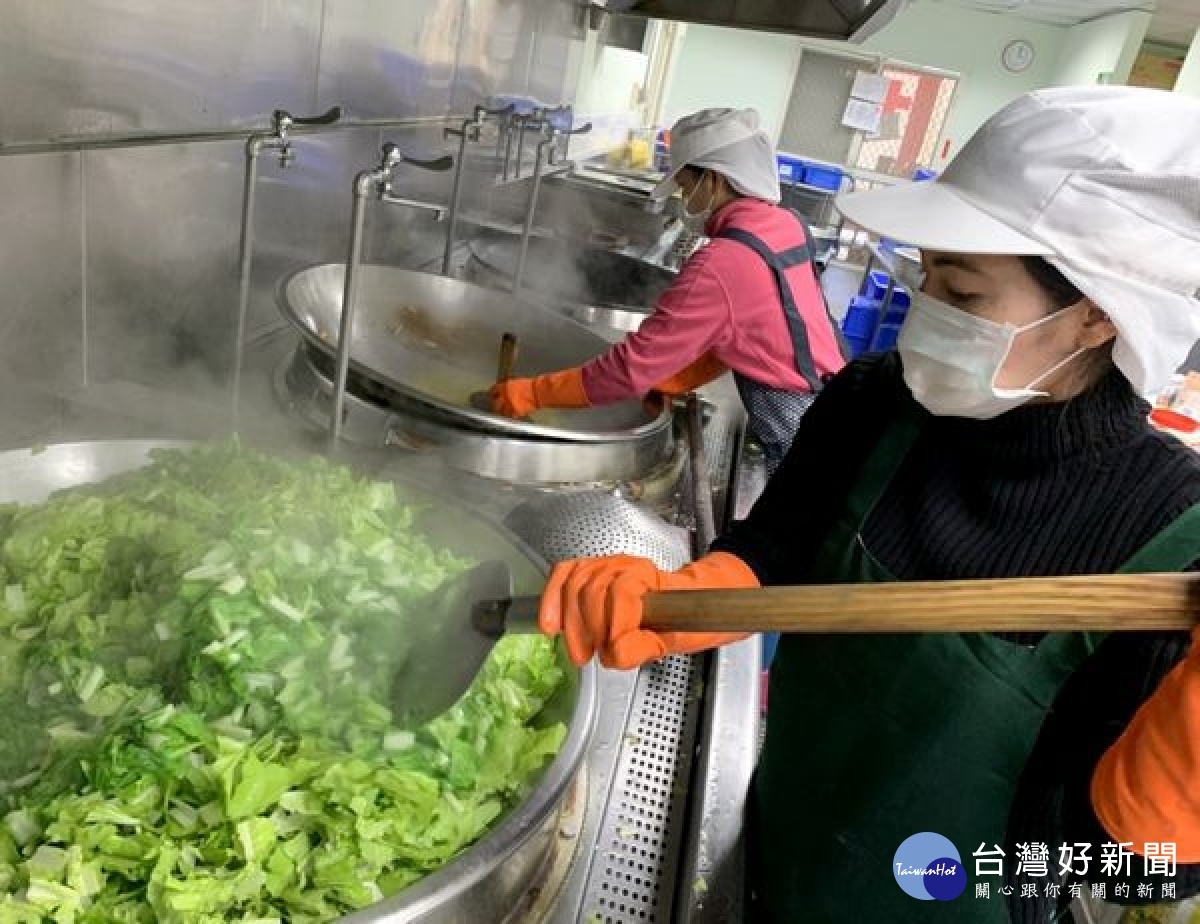 來自異鄉的金妮與羅海娜將思鄉之情轉化成堅韌的意志，用溫柔的方式回饋社會溫飽偏鄉獨老，令人敬佩。