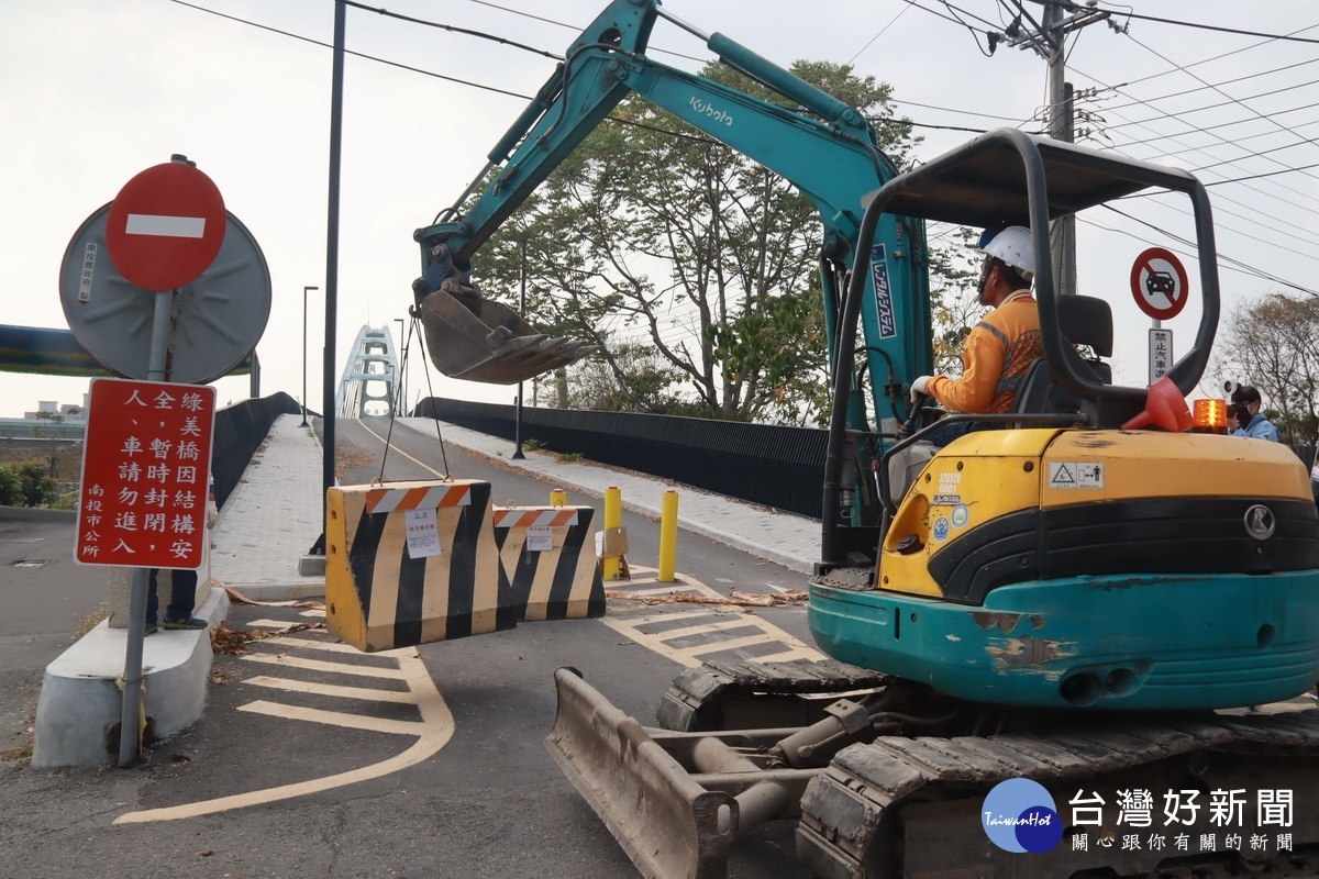 下午1時許已進行水泥樁吊掛恢復橋的通行。