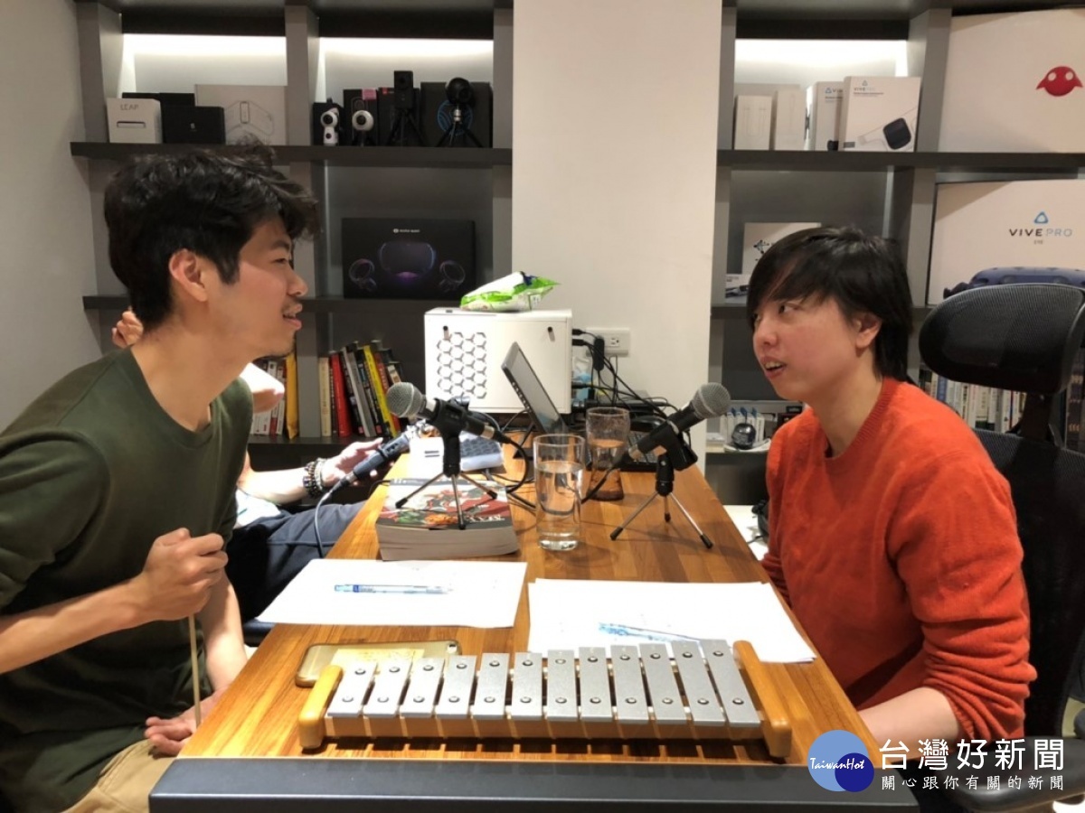 Podcast《啊我就看不懂舞蹈》來賓劉俊德與主持人魏琬容側拍照片。（圖/台中國家歌劇院）