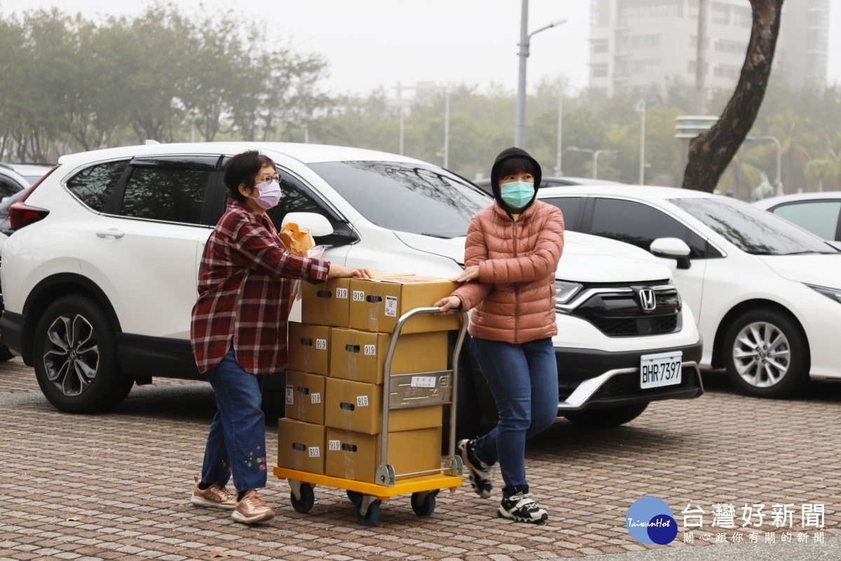 志工們將年菜搬上車／陳致愷翻攝