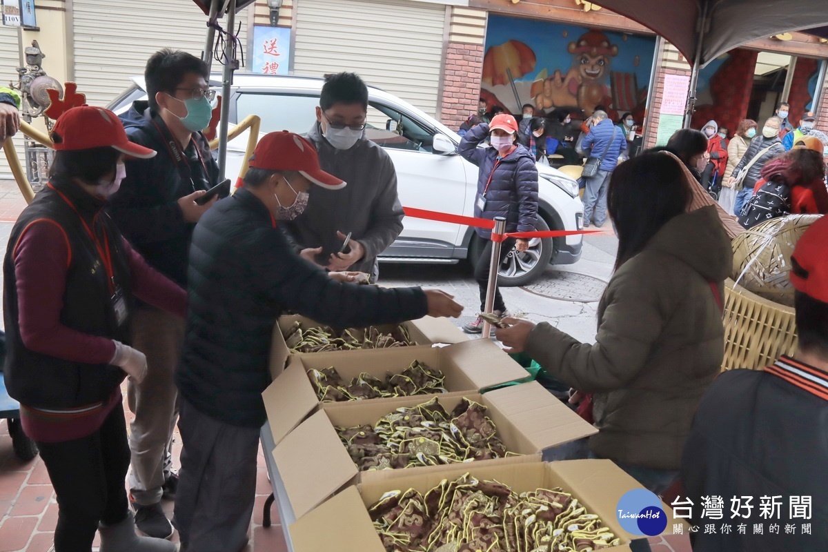 紫南宮每年都在該宮發送錢母。(記者扶小萍攝)
