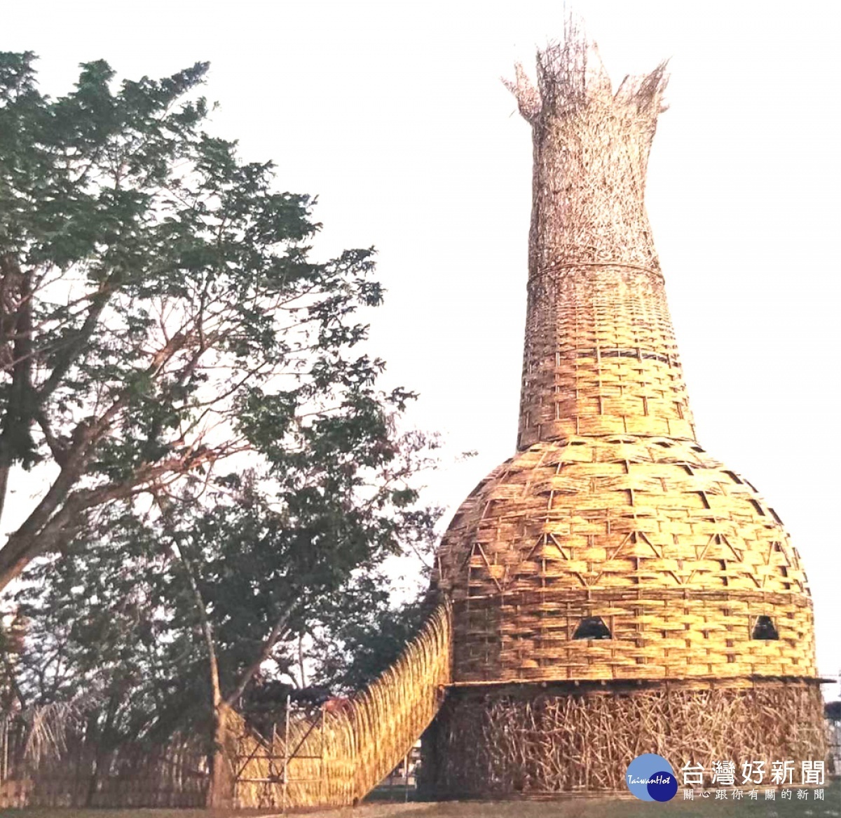 王文志在2007年台灣燈會時，為主辦單位嘉義縣政府打造27公尺高的地景藝術「森林高塔」／陳致愷翻攝