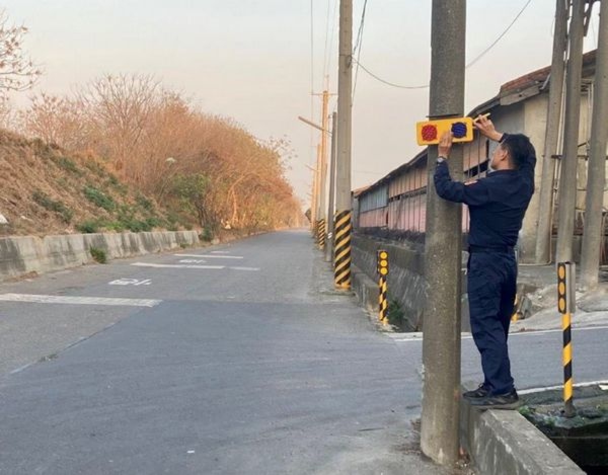 雲林縣警局為防制堤防道路交通意外事故，局長朱宗泰率隊會勘並責請沿線分局盤點易肇事路口，陸續設置爆閃燈，守護鄉親行的安全。