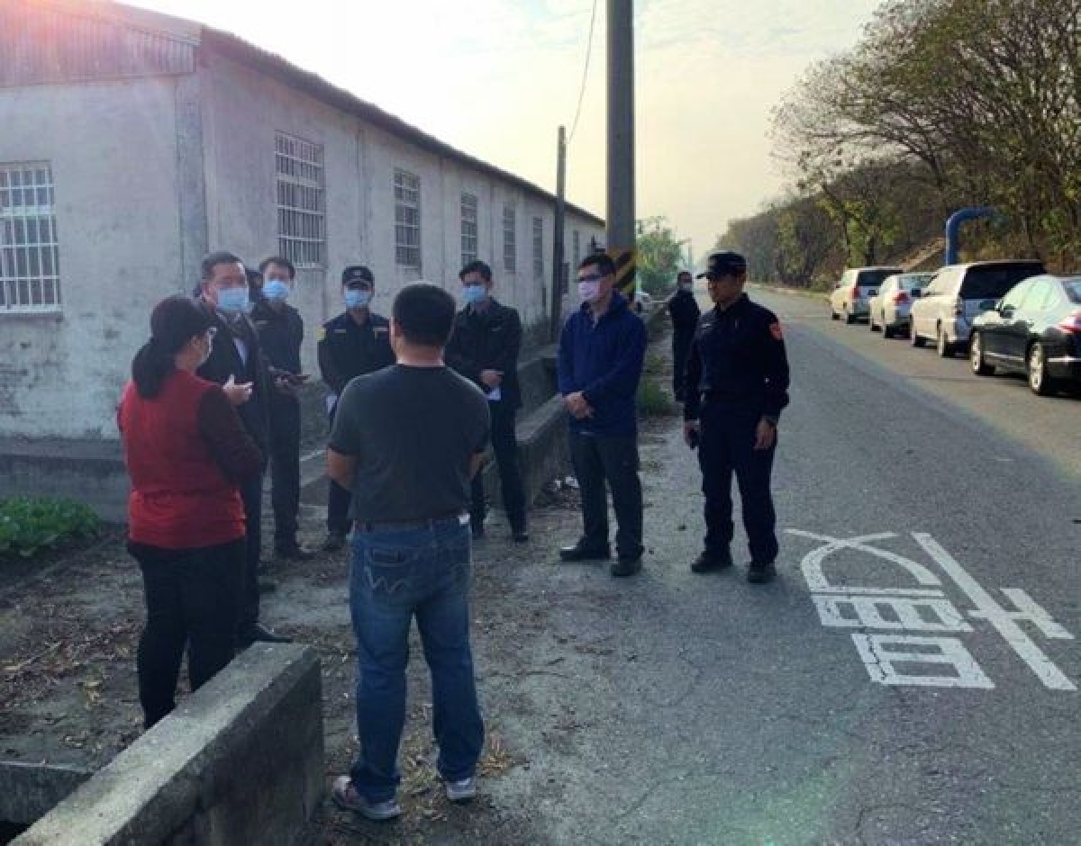 雲林縣警局為防制堤防道路交通意外事故，局長朱宗泰率隊會勘並責請沿線分局盤點易肇事路口，陸續設置爆閃燈，守護鄉親行的安全。