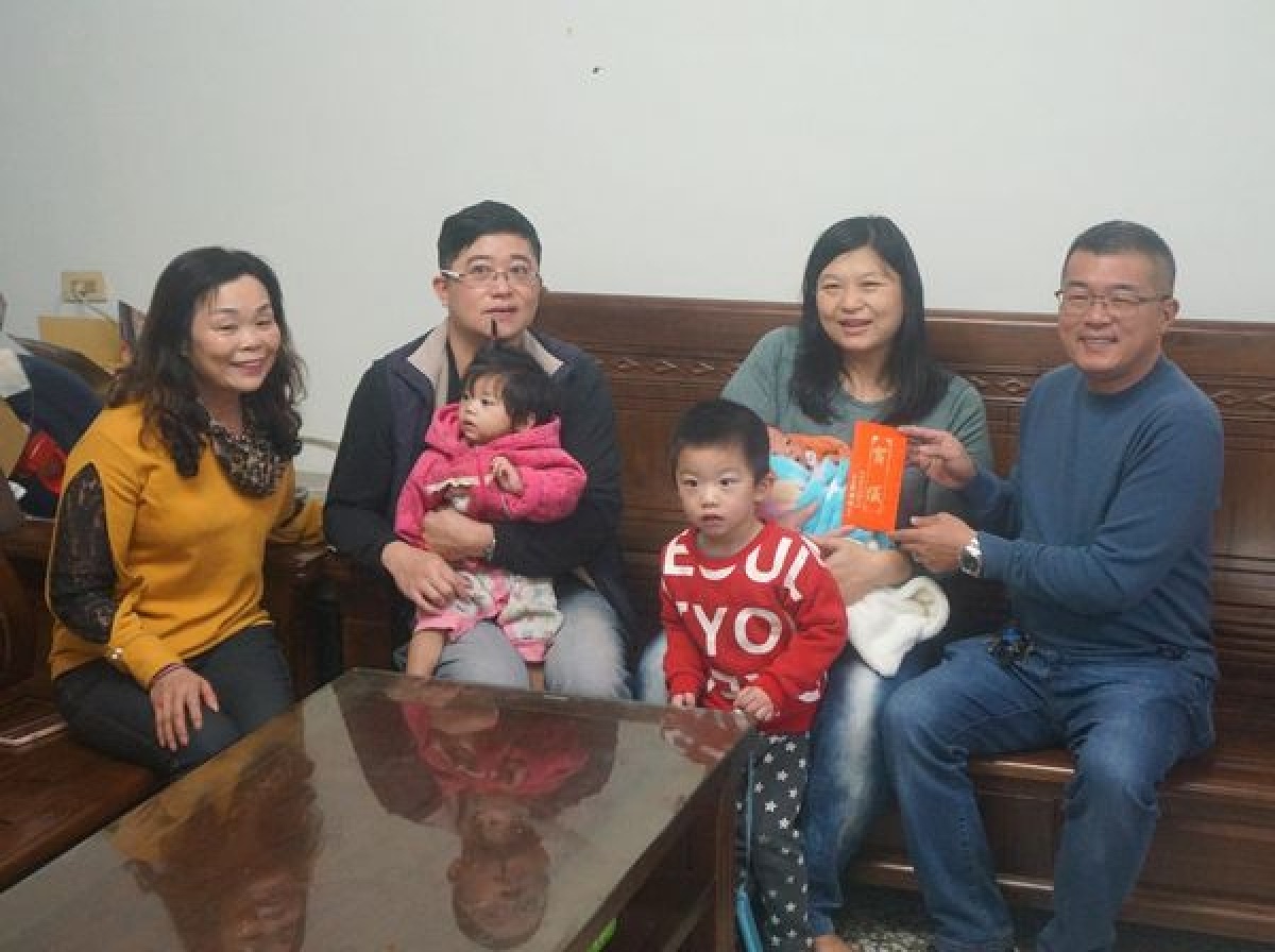 四湖鄉長蘇國瓏為鼓勵鄉民生育,爭取台塑企業協助金支持,補助每位鄉內新生兒1萬6仟元,完善育兒福利。