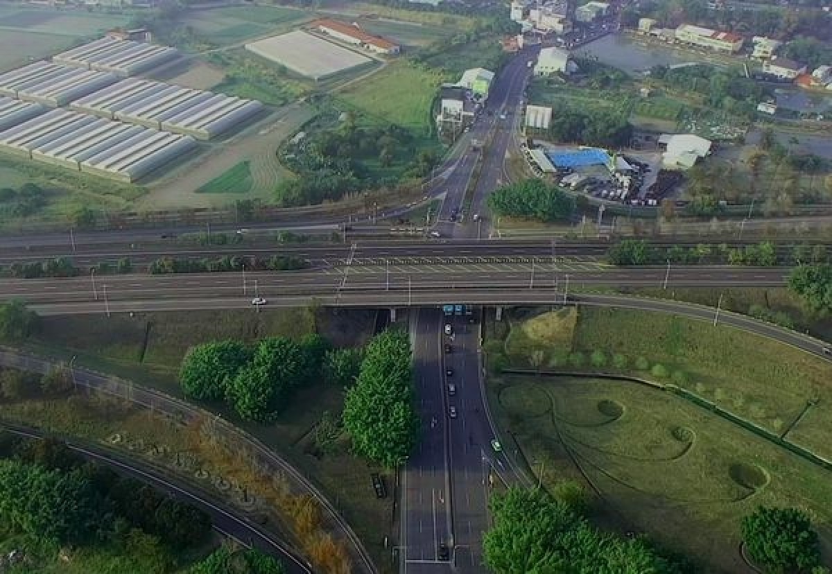 雲林縣警局於春節連假首次出動「遙控無人機」監控轄區交通熱點，即時發現有效紓解車流，確保縣內道路交通順暢。