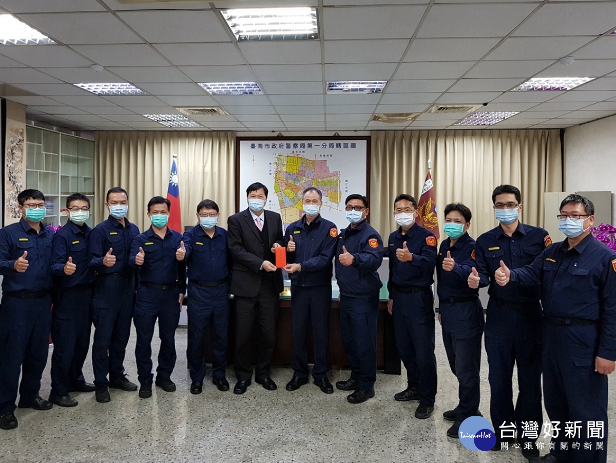義警中隊長王正坤醫師致贈一分局春節加菜金慰勞員警辛勞 台灣好新聞taiwanhot Net