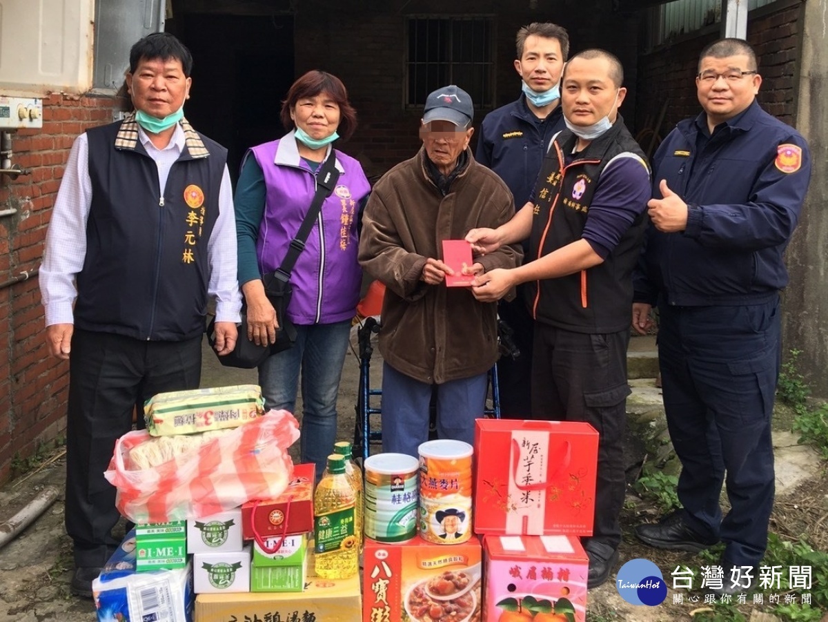 春節送暖，新屋分駐所物資助獨居長輩