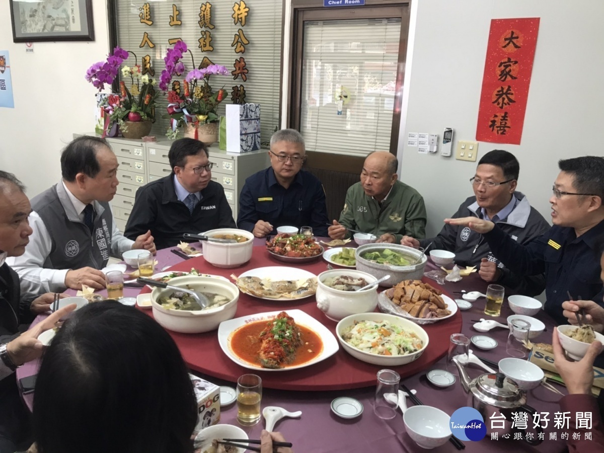 鄭文燦市長親下廚慰勉警察同仁,氣氛熱鬧溫馨