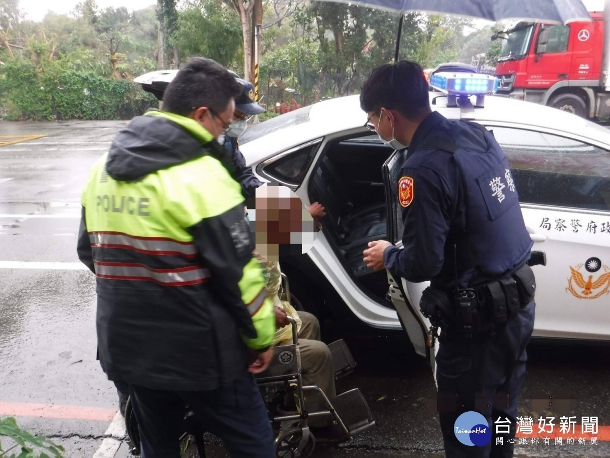 翁坐著輪椅在路邊淋雨，疑有迷途情事，警方隨即趕往現場處理，協助返家團圓