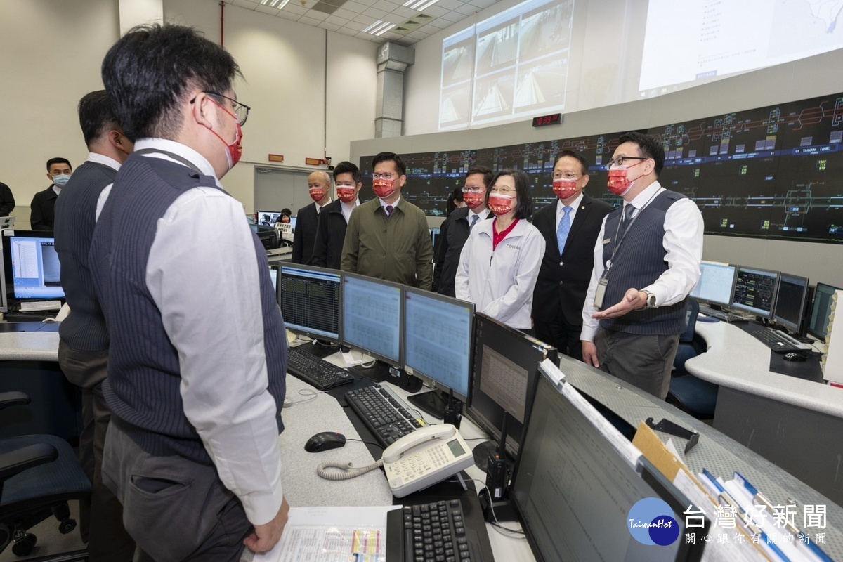 總統蔡英文在交通部長林佳龍及桃園市長鄭文燦陪同中，蒞臨高鐵桃園行控中心進行春節慰問。