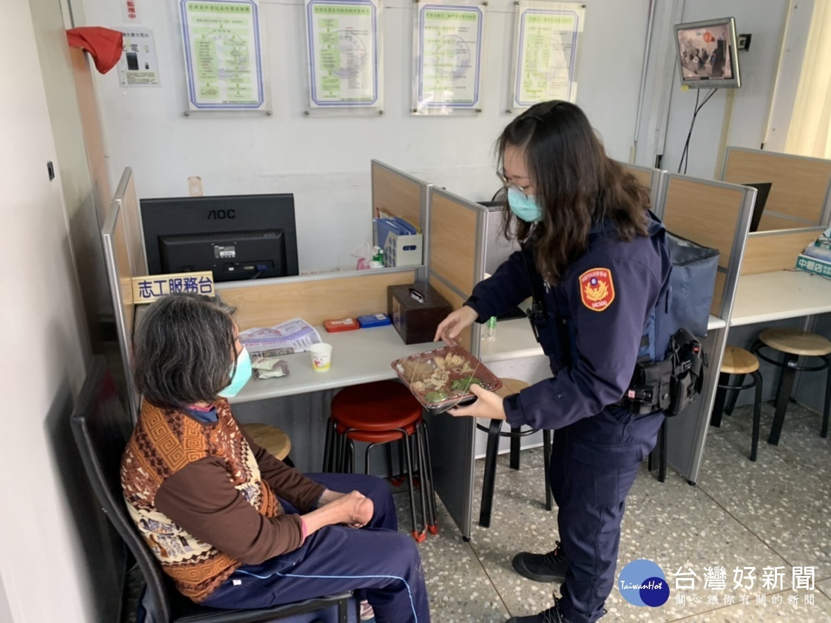 婦人走春參香迷途,平鎮警即時發現助返家