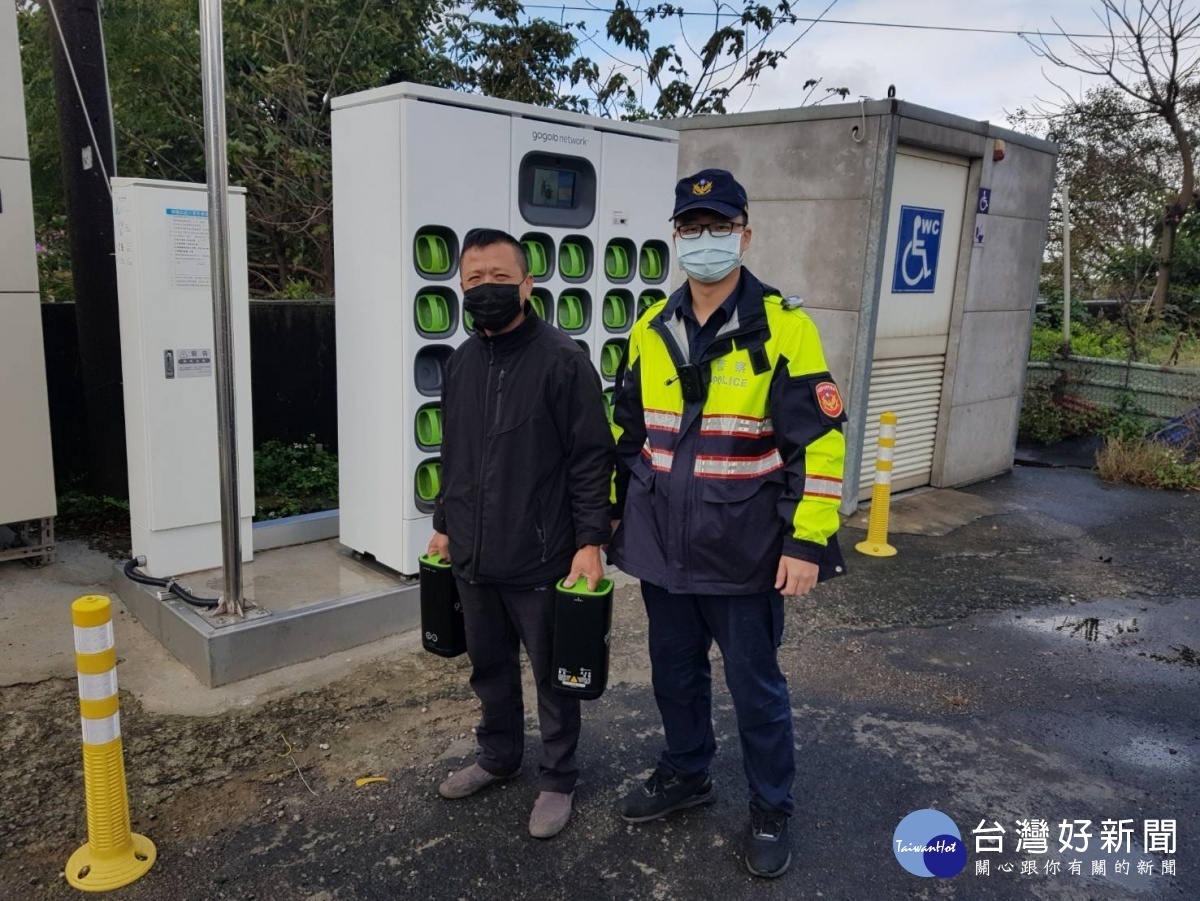 男子電動車沒電,楊梅警幫助解危