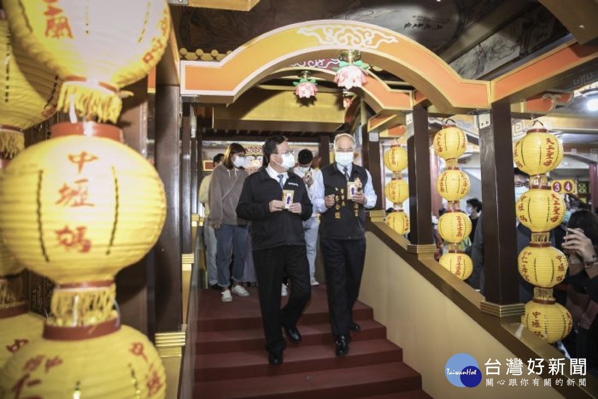 市長和仁海宮董事長過七星平安橋，進行祈福儀式