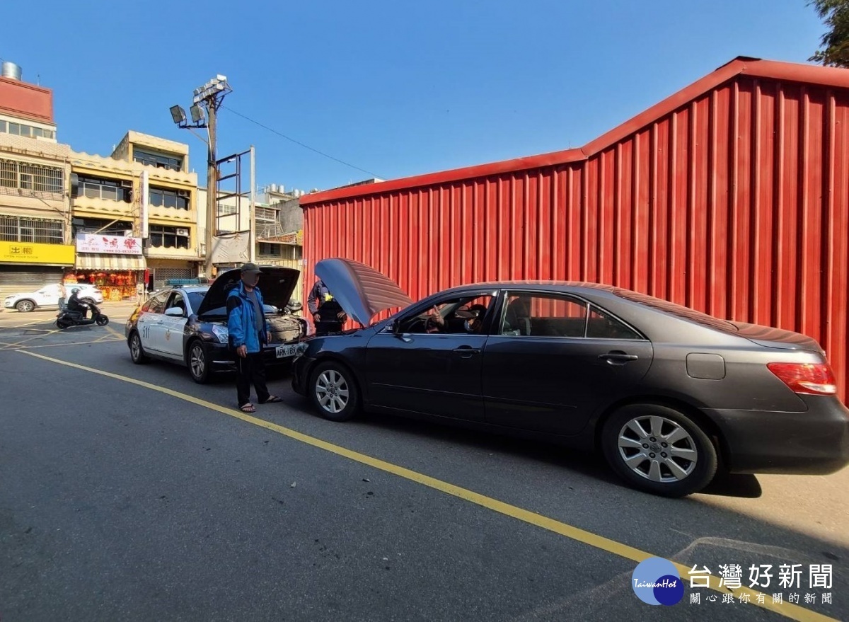 車輛拋錨堵住停車場，警協助接電解危