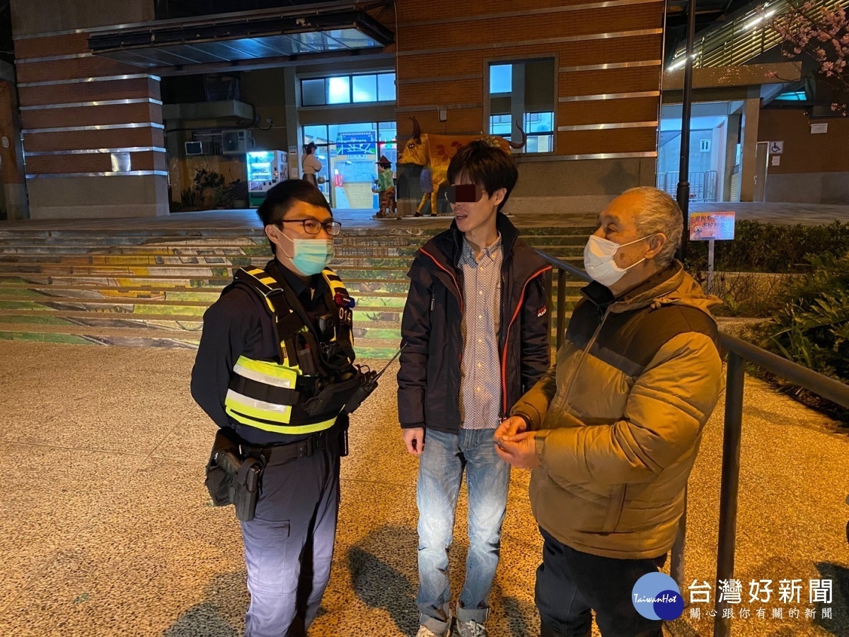警助視障男,平安返家過好年