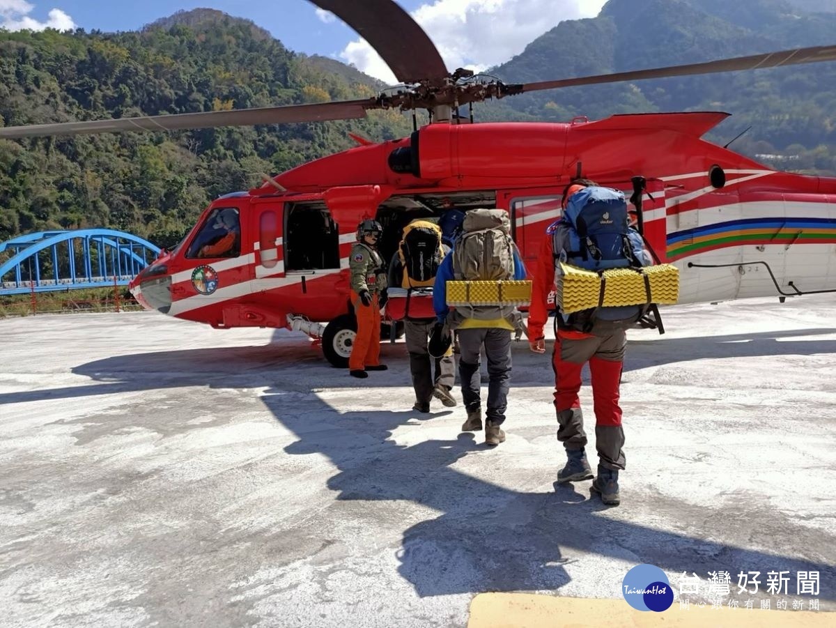 信義鄉南三段山域事故，出動直升機救援。