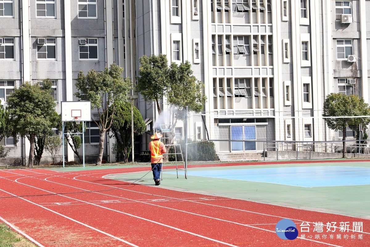 環保局協助消毒校園公共區域／陳致愷翻攝