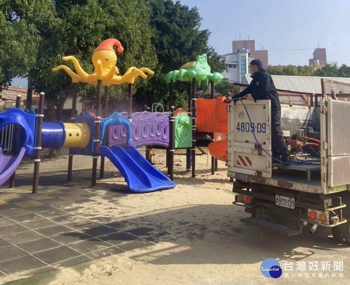 雲林縣政府落實防疫工作,於開學前加強學校環境消毒,預計下周前完成,提供學子妥善安全的學習環境。
