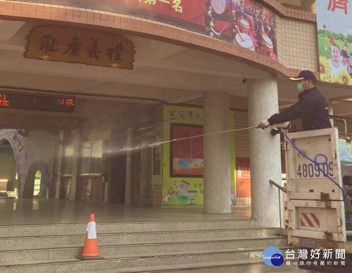 雲林縣政府落實防疫工作,於開學前加強學校環境消毒,預計下周前完成,提供學子妥善安全的學習環境。