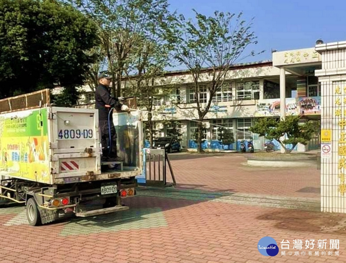 雲林縣政府落實防疫工作,於開學前加強學校環境消毒,預計下周前完成,提供學子妥善安全的學習環境。