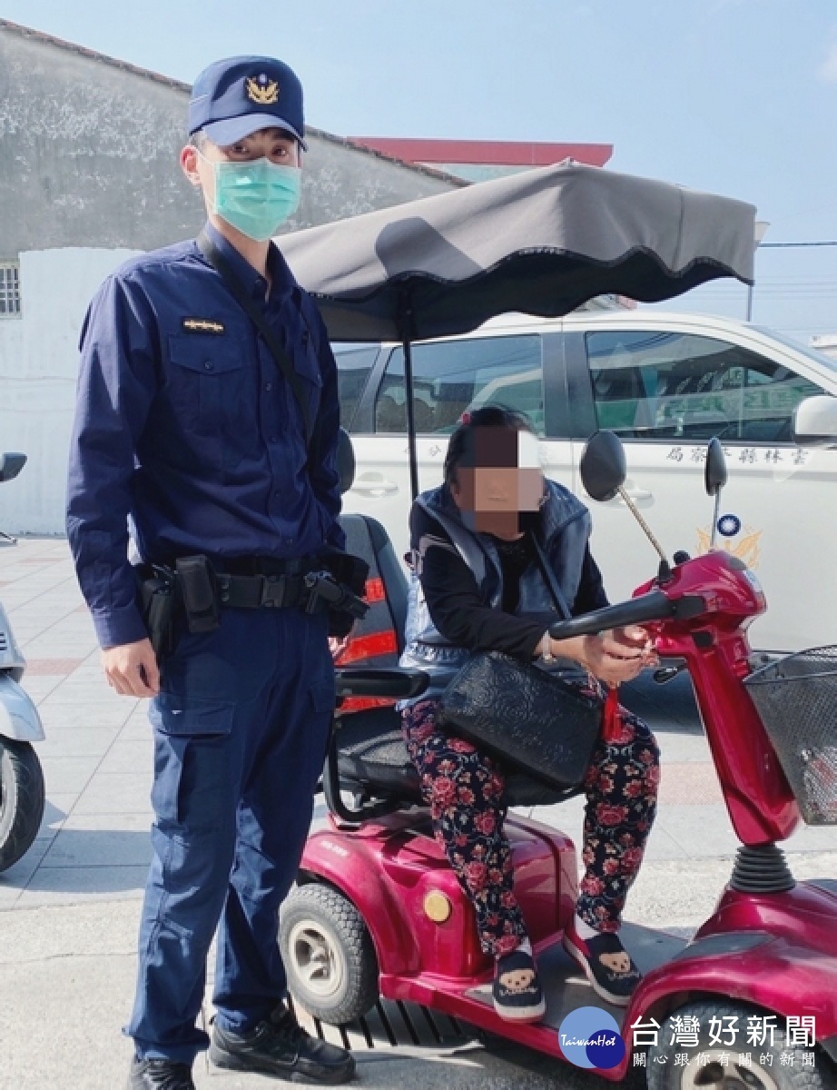 失智老婦到郵局領錢,因擁擠人潮產生恐慌不安,經口湖警方耐心安撫協助,順利完成提領並安全送返家中。