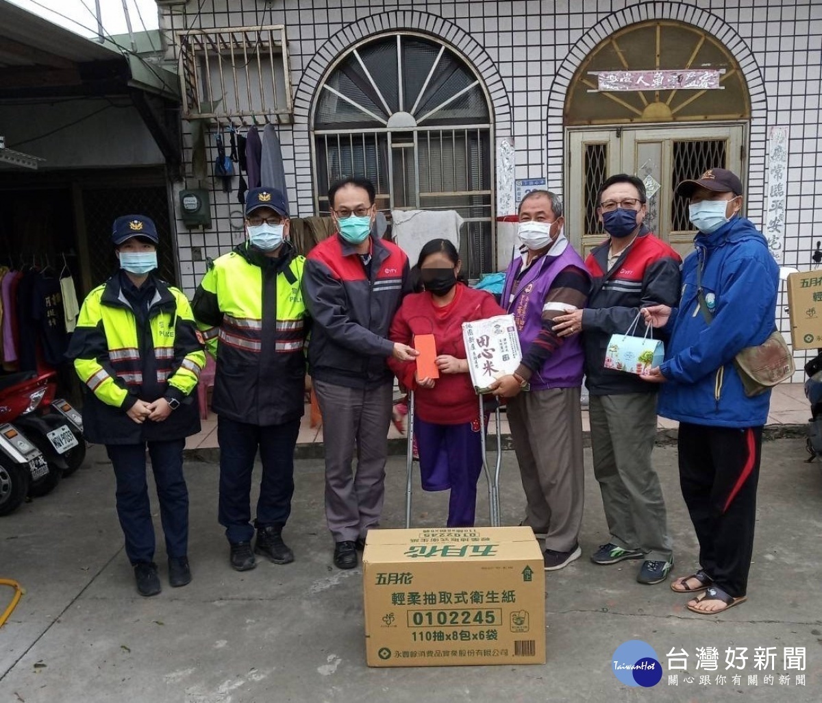 楊梅警年節送暖揪甘心,溫暖弱勢家庭的心