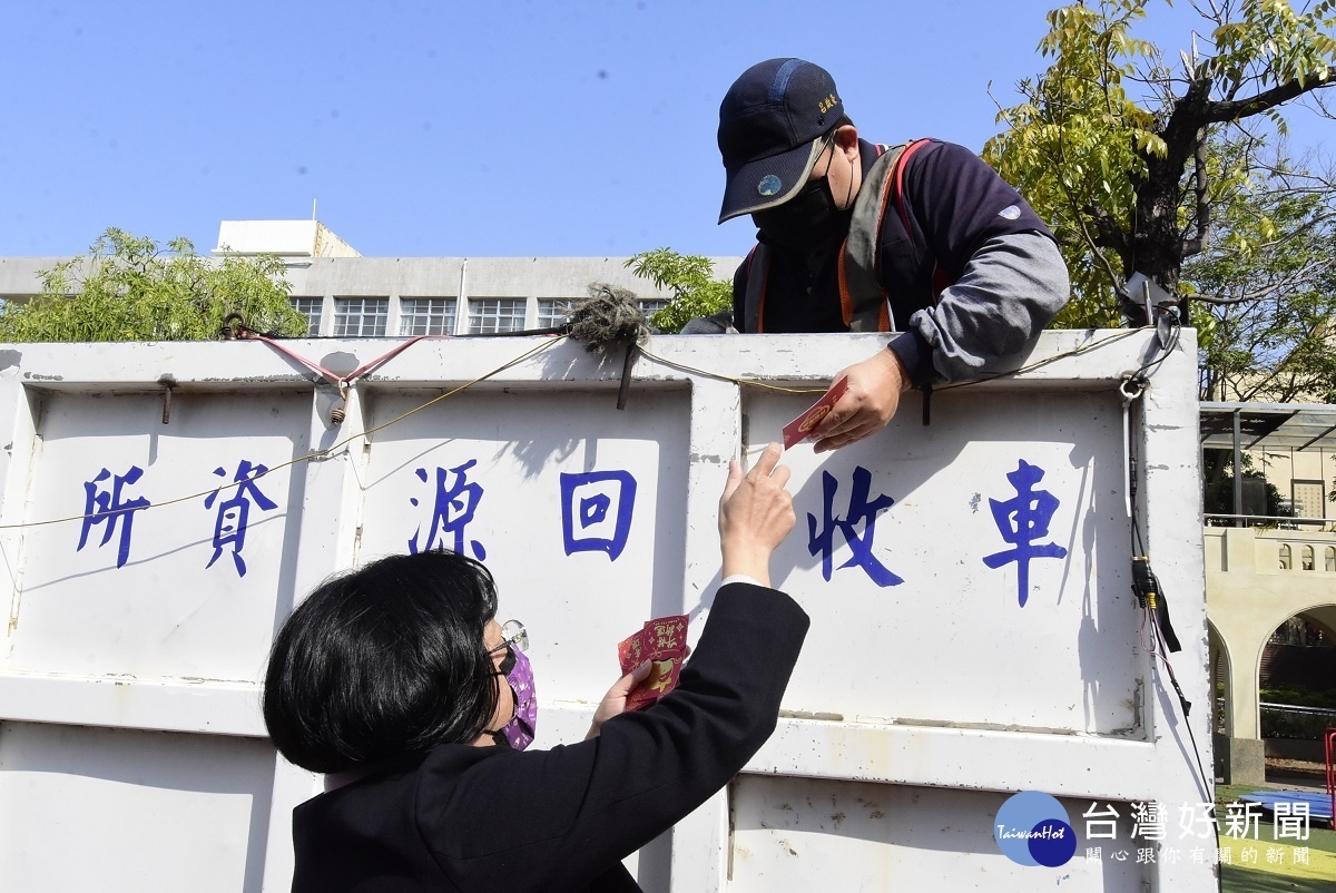 彰化縣長王惠美慰問消毒工作人員並發送福袋送上祝福。圖／彰化縣政府提供