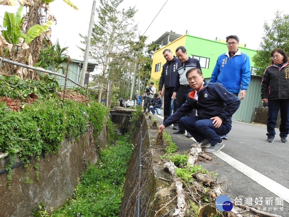大排水溝路段,警示桿整排斷損,將儘速施設紐澤西護欄,以維安全。
