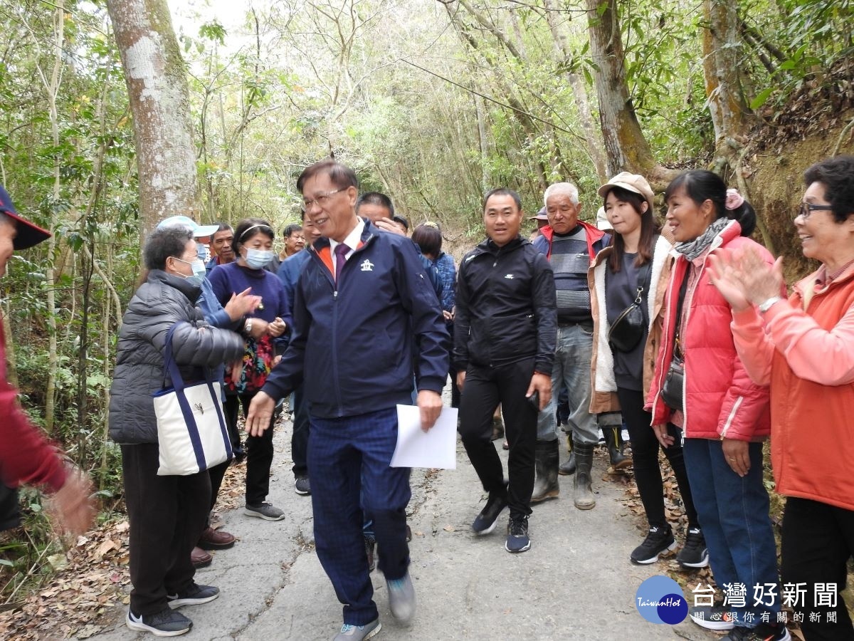 林縣長會勘農路改善,地方居民感謝。