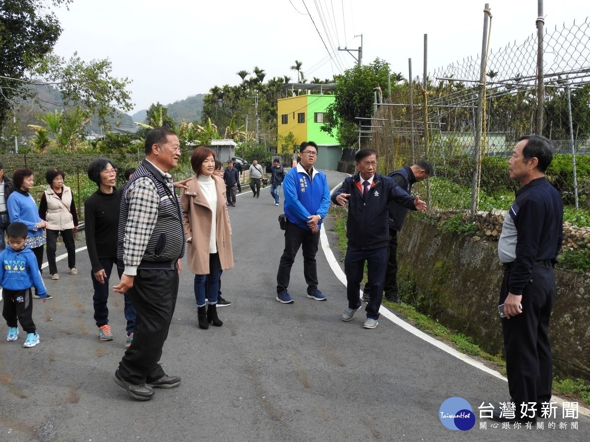 林明溱縣長會勘農路改善。